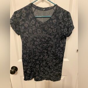 Lululemon Athletica Navy and Gray Swiftly Tech Patterned Short Sleeve Tee